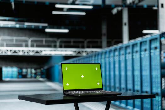 verde pantalla ordenador portátil supervisando datos centrar hardware conducción automatización tareas. Bosquejo cuaderno en servidor granja usado a hacer apoyo de sensible datos de aparejos almacenamiento empresa registros foto