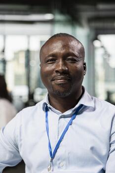 retrato de sonriente eso profesional en silicio Valle empresa oficina desarrollando software aplicaciones contento hombre utilizando computadora a trabajo a hacer codificación, depuración aplicaciones a resolver cuestiones foto