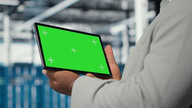 datos centrar eso experto usos Bosquejo tableta, revisando actuación tableros de equipo plataformas. servidor habitación gerente supervisando sistemas, examinando infraestructura en croma llave dispositivo, cámara si de cerca foto