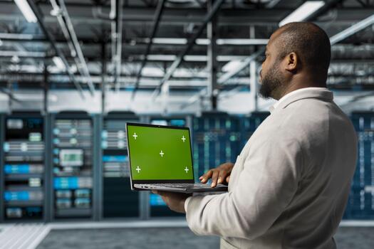 ingeniero en servidor granja utilizando verde pantalla Bosquejo computadora portátil, comprobación recuperación plan. datos centrar eso experto utilizando croma llave computadora portátil, solución de problemas aparejos conectividad cuestiones foto