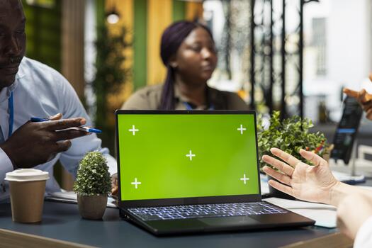 Bosquejo ordenador portátil siguiente a eso empleados lluvia de ideas formas a desarrollar aplicaciones en puesta en marcha lugar de trabajo. software desarrolladores optimizando actuación con aislado pantalla cuaderno por depuración aplicación código foto