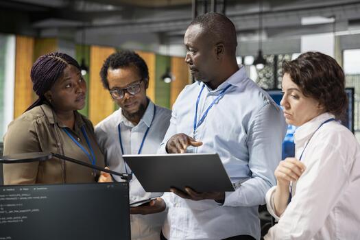 equipo de programadores desarrollando software aplicaciones, diseño codificación soluciones juntos. compañeros de trabajo conductible detallado código revisar, optimizando actuación, analizando técnico cuestiones foto