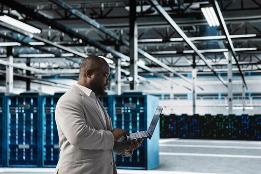 datos centrar ingeniero utilizando ordenador portátil a automatizar errores detección para mejorado fiabilidad y tiempo de actividad. servidor cubo eso experto mirando para red cuestiones conmovedor plataformas, ejecutando base de datos copias de seguridad foto