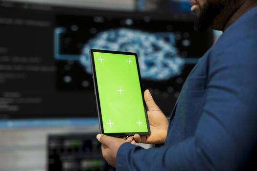 negro tecnología comprensión programador usos croma llave pantalla desde innovación centro, trabajando en digital transformación con software Ingenieria y datos ciencia. la seguridad cibernética y automatización. foto