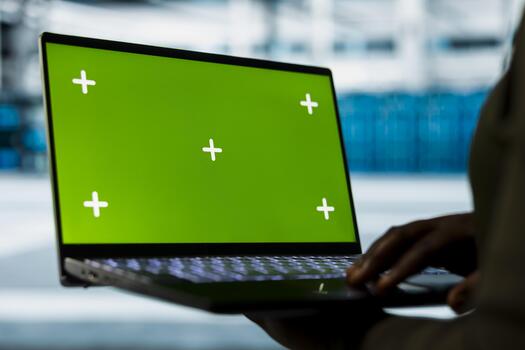 cerca arriba de datos centrar desarrollador utilizando aislado pantalla ordenador portátil a solucionar problemas backend operaciones. servidor cubo gerente corriendo software desarrollo herramientas en Bosquejo computadora portátil, resolviendo sistema choques foto