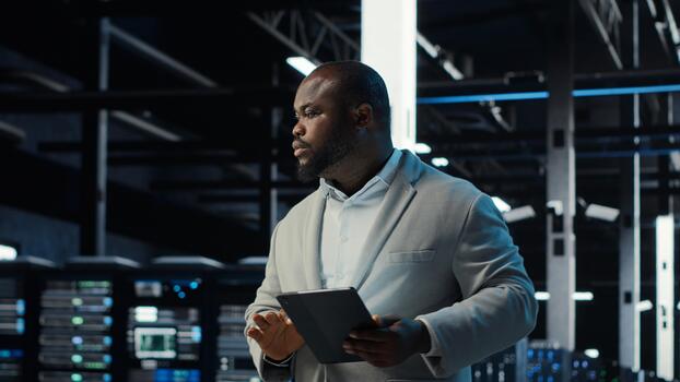 servidor habitación administración haciendo solución de problemas a evitar falta del tiempo. eso especialista en datos centrar revisando informes y archivos, comprobación cruzada red actuación métrica y seguridad registros, cámara si foto