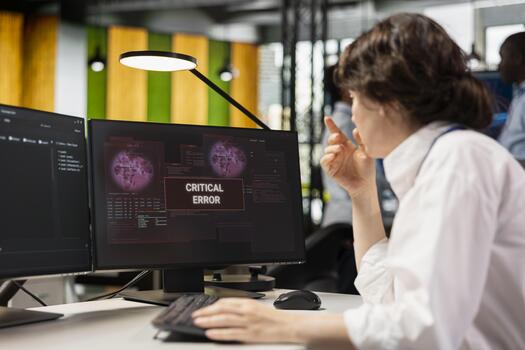 puesta en marcha oficina software desarrollador haciendo depuración en ordenador personal, fijación fallos de funcionamiento eso profesional a trabajo reparando codificación errores utilizando computadora monitor, haciendo calidad garantía foto