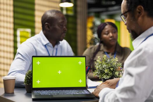 verde pantalla ordenador portátil usado por silicio Valle empresa eso personal miembros en oficina desarrollando software aplicaciones Bosquejo cuaderno usado por compañeros de trabajo a código, depuración aplicaciones a resolver cuestiones foto