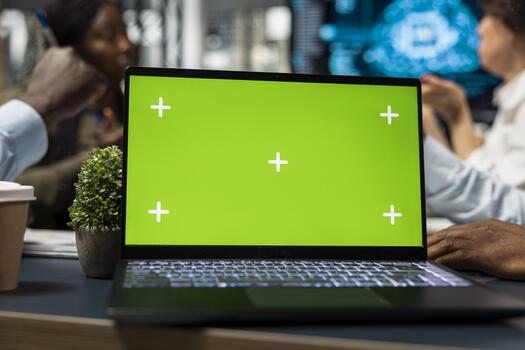 verde pantalla ordenador portátil usado por ai empresa programadores haciendo lluvia de ideas a crear profundo aprendizaje modelos eso empleados cooperando en artificial inteligencia proyecto utilizando croma llave cuaderno foto