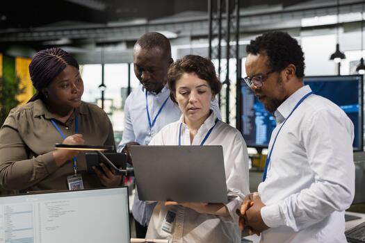 trabajo en equipo programadores lluvia de ideas formas a desarrollar aplicaciones en puesta en marcha oficina, mirando a ordenador portátil pantalla. ingenieros optimizando actuación por depuración solicitud código a resolver cuestiones foto