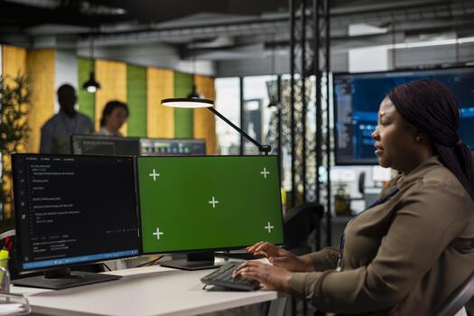 verde pantalla ordenador personal usado por hembra ingeniero en oficina automatizando repetitivo Tareas utilizando programación idioma guiones. mujer utilizando codificación programa en Bosquejo computadora a velocidad arriba característica implementación foto