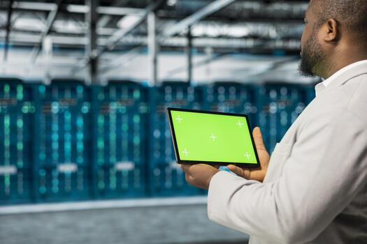 servidor cubo trabajador solución de problemas servidor conectividad cuestiones utilizando Bosquejo dispositivo. cerca arriba de administración en datos centrar utilizando verde pantalla tableta, despliegue proteccion en contra red amenazas foto