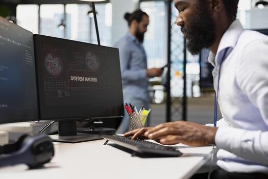 cerca arriba de software desarrollador bloqueo red intrusión dentro oficina. eso profesional respondiendo a En Vivo ataque cibernetico alerta, neutralizante hacker incumplimiento en tecnología puesta en marcha espacio de trabajo foto