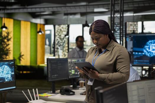 programador en oficina automatizando repetitivo Tareas utilizando ai guiones en tableta. eso profesional utilizando artificial inteligencia tecnología en dispositivo a velocidad arriba característica implementación foto