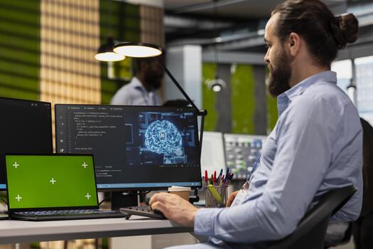 técnico utilizando verde pantalla tableta a código ai algoritmos depuración software cuestiones en tecnología puesta en marcha oficina. hombre a trabajo utilizando croma llave dispositivo, mejorando sistema estabilidad foto