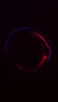 raggiante rosso e viola plasma cerchio con liquido energia flusso su buio sfondo. futuristico astratto movimento per sci fi immagini, digitale tecnologia concetti, informatica design e moderno verticale . 4k video