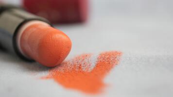 avvicinamento di rossetto macchia su un' stoffa video