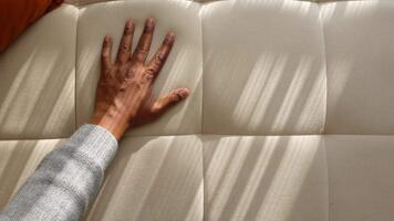 utforska textur med hand på mjuk yta i dagsljus video