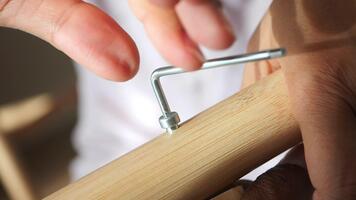 montering en enkel trä- strukturera med grundläggande verktyg video