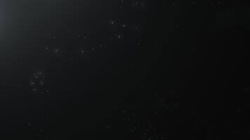donker abstract achtergrond met drijvend gloeiend deeltjes creëren een subtiel futuristische en elegant atmosfeer. ideaal voor techniek, filmisch, en ambient beelden. video