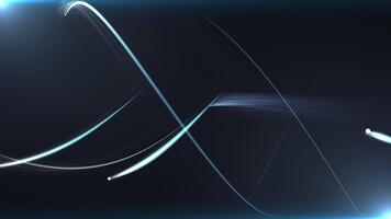 elegant lysande ljus spår rör på sig mjukt tvärs över en mörk bakgrund, skapande en trogen abstrakt rörelse design idealisk för teknik, sci-fi, och digital bilder. video
