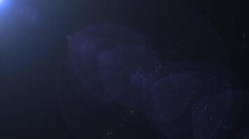 buio blu cinematico sfondo con delicato leggero raggi e galleggiante particelle, la creazione di un' calma atmosferico spazio scena per titoli, introduzioni, e transizioni. video