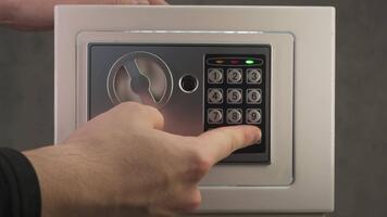 närbild bild visar på vilket sätt person sätter smartphone i ett öppen säker och stänger dörr till skydda lagrat data och personlig information. video