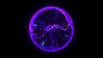astratto viola luminosa raggiante sfondo con un' sfera nucleo atomo energia ardente palla cerchio fatto di onde di energia raggi e plasma con luce. senza soluzione di continuità ciclo continuo 4k video