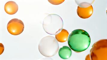 solbelyst trefärgad bubblor drift och sammanfoga in i en mjuk ashoka chakra innan popping och reformering, skimrande med saffran, vit, och grön slingor mot en ljus studio bakgrund video
