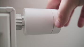 hombre torneado radiador termostato a disminución temperatura video