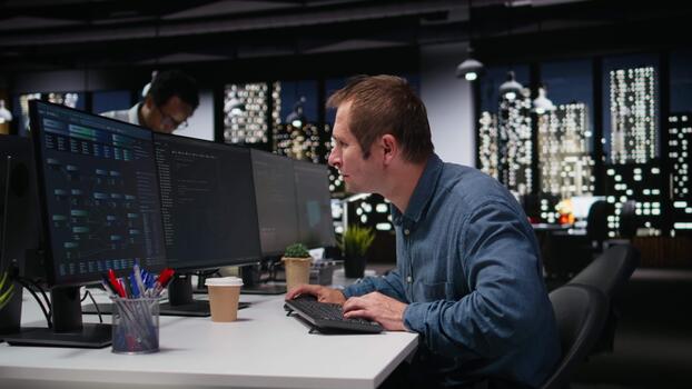 Software Entwickler im Büro Tippen Code auf Computer, Entwicklung Maschine Lernen Modelle zu automatisieren Aufgaben. Technik Anfang es Experte schreiben Programmierung Sprache Skripte auf PC, Kamera ein video