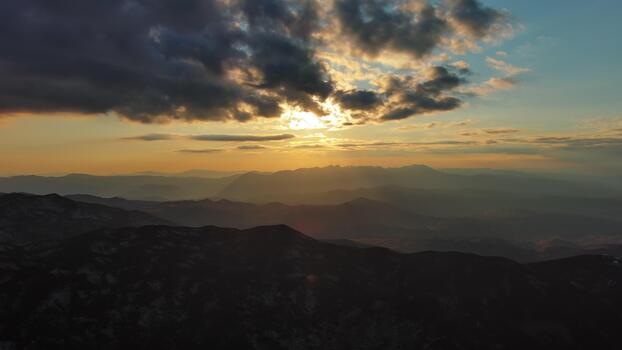 puesta de sol terminado montaña con dramático nubes video