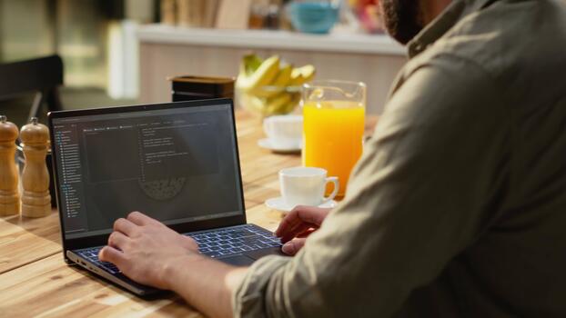 masculino controlo remoto codificador em desenvolvimento binário código para Construir Programas sistemas em computador portátil, depuração dados com programação língua em terminal janela. linha de comando desenvolvimento, conectividade. video