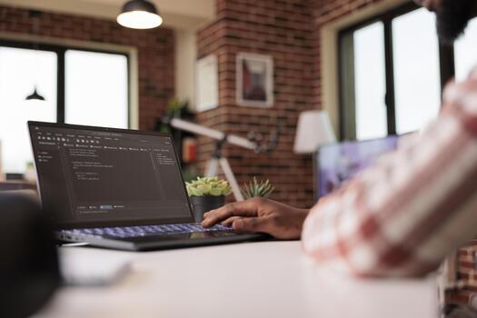 africano americano ingeniero programación aplicación código, desarrollando en línea software con nube servidor y cortafuegos seguridad. codificación nuevo usuario interfaz con binario código html programa, web desarrollo. foto