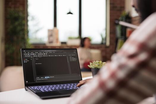 masculino eso ingeniero programación aplicación código, desarrollando en línea software con nube servidor y cortafuegos seguridad. codificación nuevo usuario interfaz con binario código html programa, web desarrollo. foto