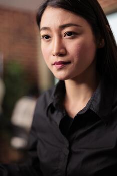 Lanza libre descifrador mecanografía programación código en computadora a desarrollar en línea nube informática información. sistema ingeniero escritura html guión y datos algoritmo, trabajando en eso datos oficina foto