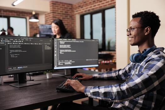 software desarrollador trabajando en nuevo usuario interfaz con en línea sistema a crear algoritmo en eso agencia oficina. sistema ingeniero programación html código algoritmo en computadora, mecanografía cortar datos foto