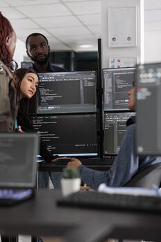 multi étnico ingenieros analizando servidor código y base de datos, lluvia de ideas programa ideas a desarrollar nuevo seguridad sistema. programadores trabajando con codificación idioma colaborando en grupo proyecto. foto