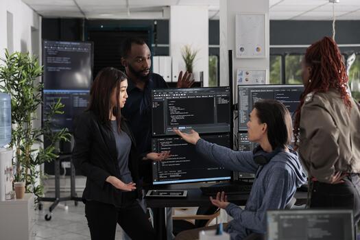 multi étnico web desarrolladores escritura guión mientras hablando acerca de desarrollar nube informática servidor. eso ingenieros teniendo inesperado servidor error y No acceso a base de datos, hackear ataque. foto