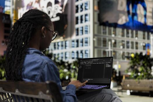 software desarrollador en parque banco escribe código en computadora portátil, implementar algoritmos hembra programador utilizando programación idiomas guión programa en cuaderno mostrar, independiente al aire libre foto