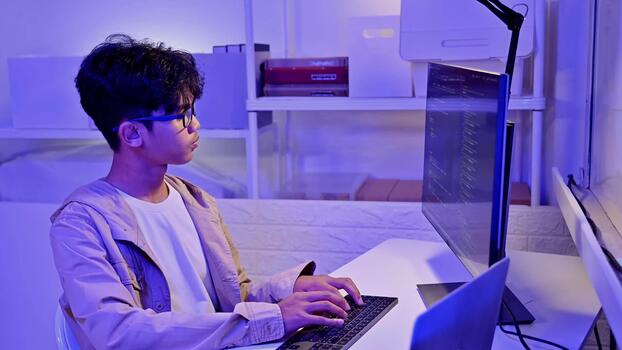 focado masculino Programas desenvolvedor escrever programa código em Área de Trabalho computador video