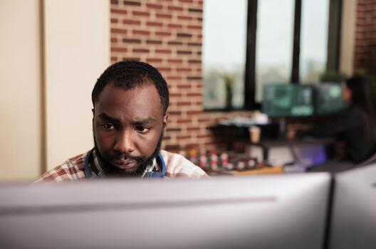 software desarrollador programas nube informática datos a un lugar de trabajo computadora mientras creando software, escritura algoritmos y secundario nube informática desarrollo en un eso oficina. foto