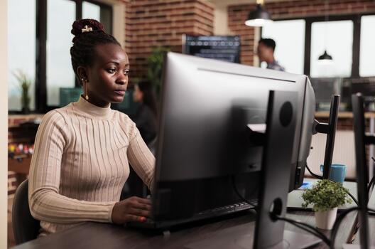 africano americano tecnología ingeniero mecanografía grande datos código en computadora, desarrollando programa utilizando html guion, software desarrollador escritura ai algoritmo trabajando en eso programación agencia. foto