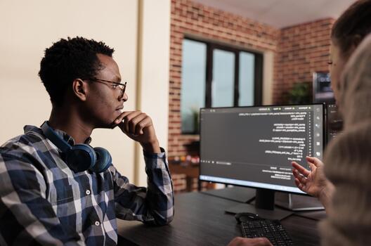 diverso tecnología ingenieros desarrollar un máquina aprendizaje algoritmo, colaborando en programación, datos Procesando y software innovación. foto