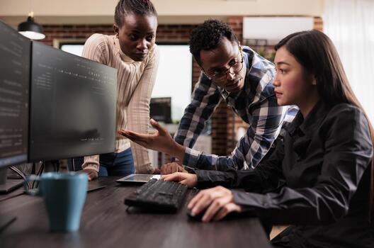 diverso programadores que se discute nube interfaz código capturar mirando a código en computadora, trabajando en servidor interfaz desarrollo, programadores analizando nube informática proyecto con grande datos. foto