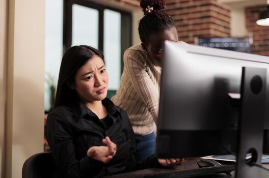 ingenieros plan software seguridad flujo de trabajo mientras desarrollando nube informática datos, html guiones y algoritmos en un lugar de trabajo computadora dentro un eso oficina. foto