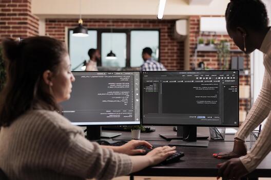 programación ingenieros escribir código en ordenadores a desarrollar algoritmo programas, usuario interfaz guiones y terminal flujo de trabajo dentro un software desarrollo compañía. foto