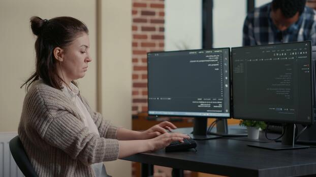 software desarrollador desarrolla software a un computadora escritorio, conectando fuente código, base de datos trabajo y digital flujo de trabajo, mientras revisando algoritmo producción. video