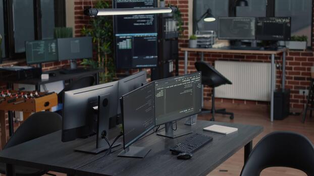 esvaziar isto agência posto de trabalho mostra múltiplo monitores em processamento programação código e dados algoritmos, conectando nuvem Informática, rede sistemas e Programas desenvolvimento video
