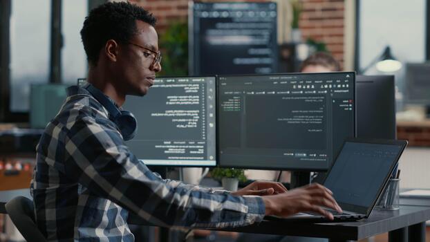africano americano programador desarrolla interfaz conceptos alrededor programación datos, utilizando oficina colaboración a refinar nube software flujo de trabajo y ui lógica, mientras comprobación fuente código. video
